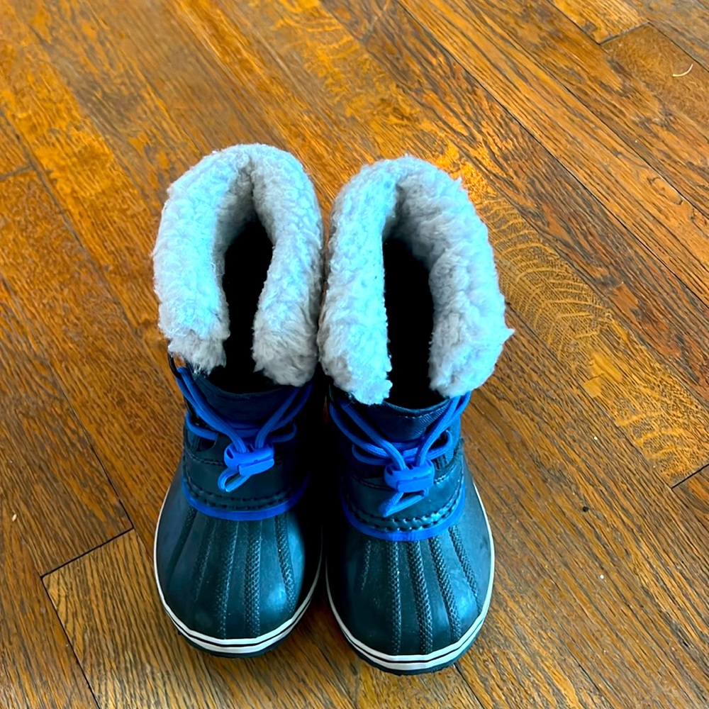 Sorel kids winter boots.  Removable insert.  Very light wear.